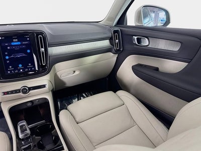 2023 Volvo XC40 Plus Bright Theme