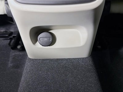 2023 Volvo XC40 Plus Bright Theme