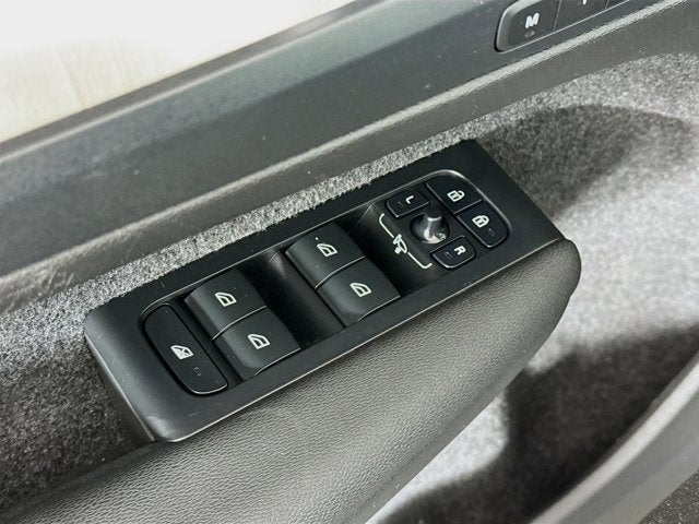 2023 Volvo XC40 Plus Bright Theme