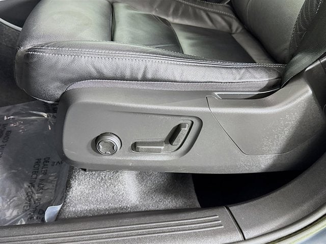 2023 Volvo XC40 Plus Bright Theme