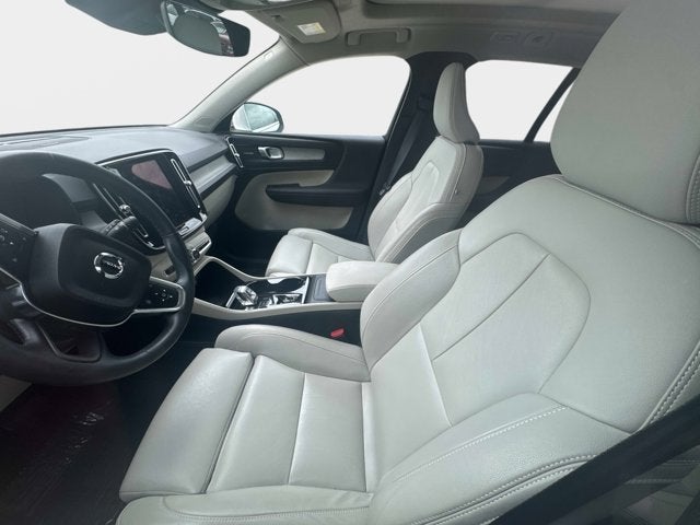 2025 Volvo XC40 Ultra Bright Theme