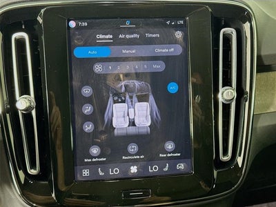 2024 Volvo XC40 Ultimate Bright Theme