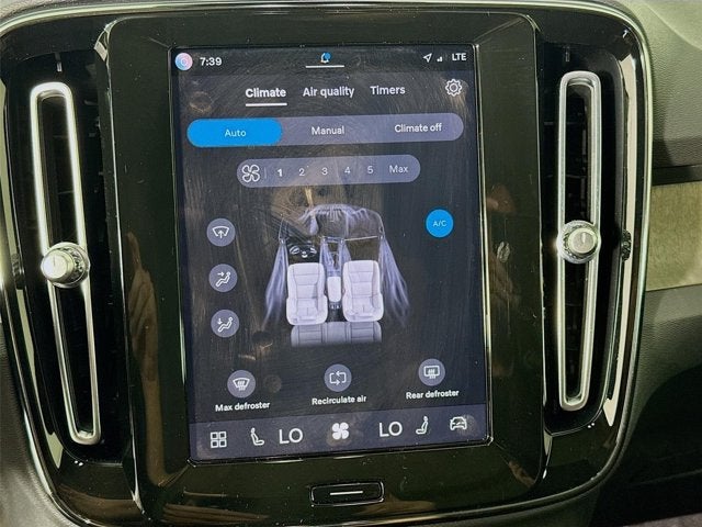 2024 Volvo XC40 Ultimate Bright Theme