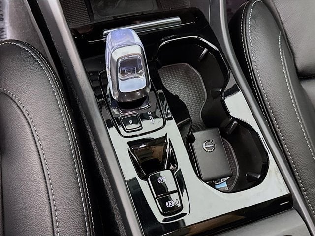 2024 Volvo XC40 Ultimate Bright Theme
