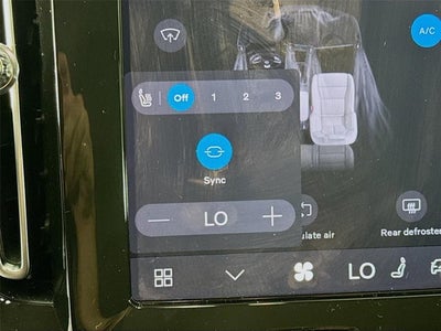 2024 Volvo XC40 Ultimate Bright Theme