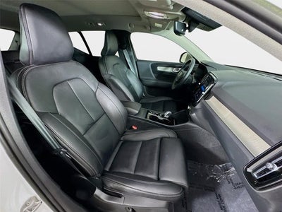 2024 Volvo XC40 Ultimate Bright Theme