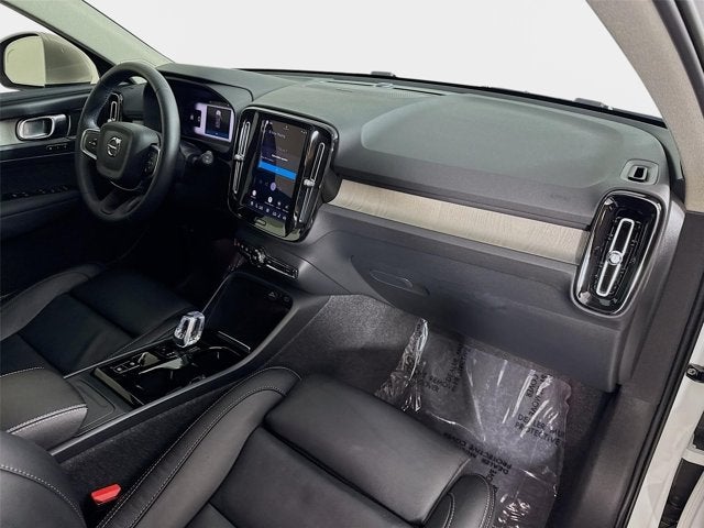 2024 Volvo XC40 Ultimate Bright Theme