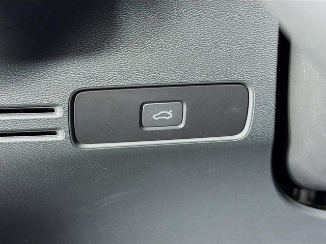 2024 Volvo XC40 Ultimate Bright Theme