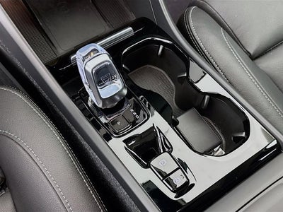 2024 Volvo XC40 Ultimate Bright Theme