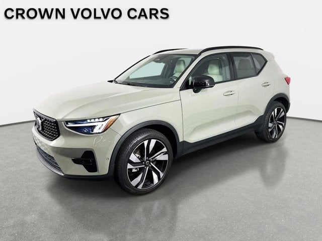 2023 Volvo XC40 Plus Dark Theme