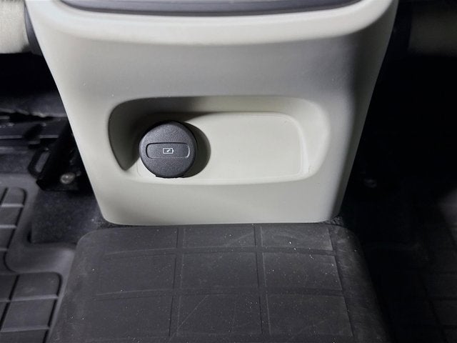 2023 Volvo XC40 Plus Dark Theme