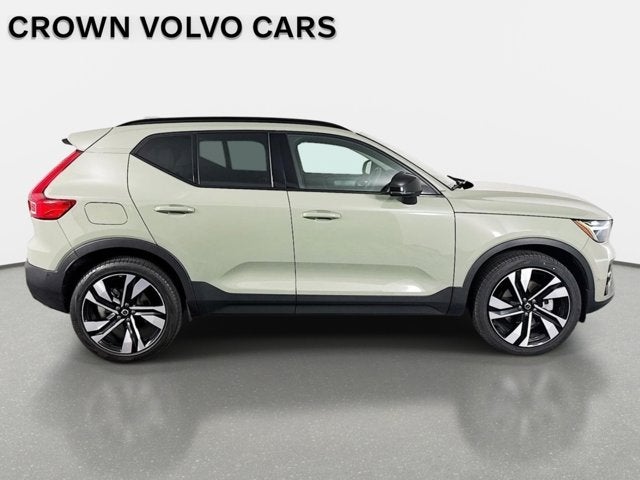 2023 Volvo XC40 Plus Dark Theme