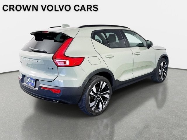 2023 Volvo XC40 Plus Dark Theme