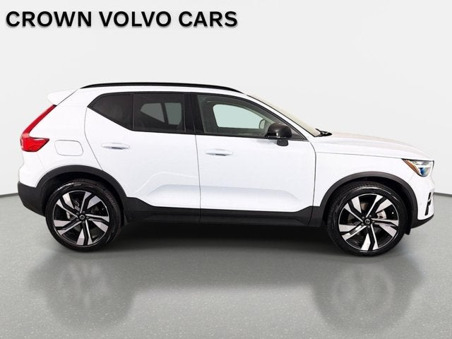 2024 Volvo XC40 Plus Dark Theme