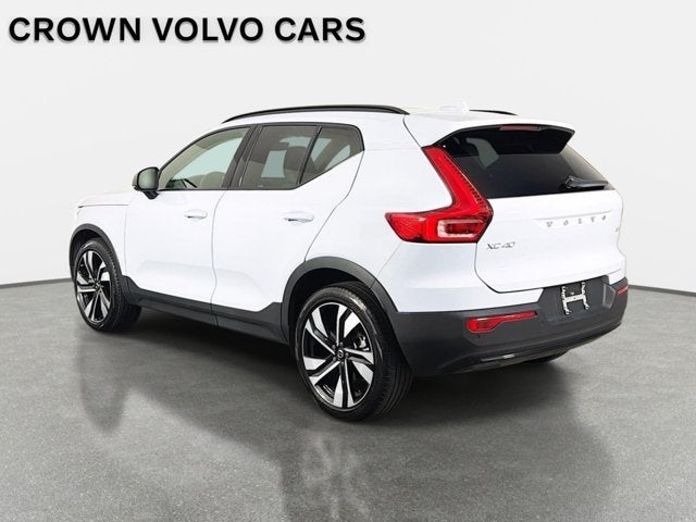 2024 Volvo XC40 Plus Dark Theme