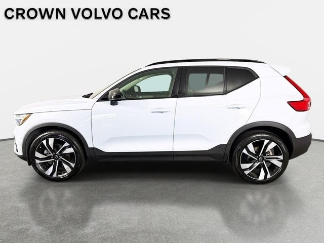 2024 Volvo XC40 Plus Dark Theme
