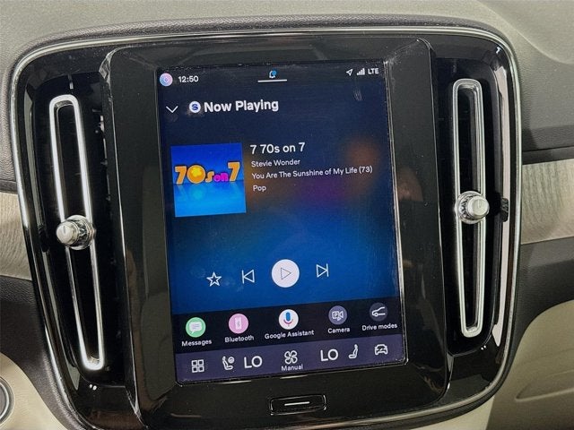 2023 Volvo XC40 Plus Bright Theme