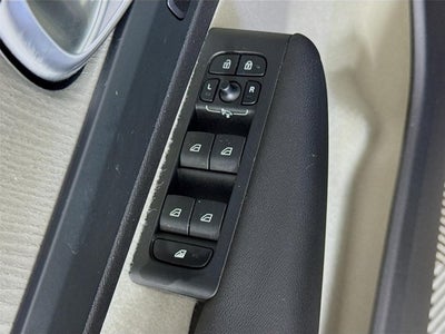 2023 Volvo XC40 Plus Bright Theme