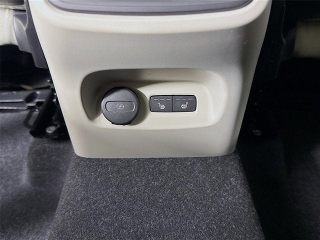 2023 Volvo XC40 Plus Bright Theme