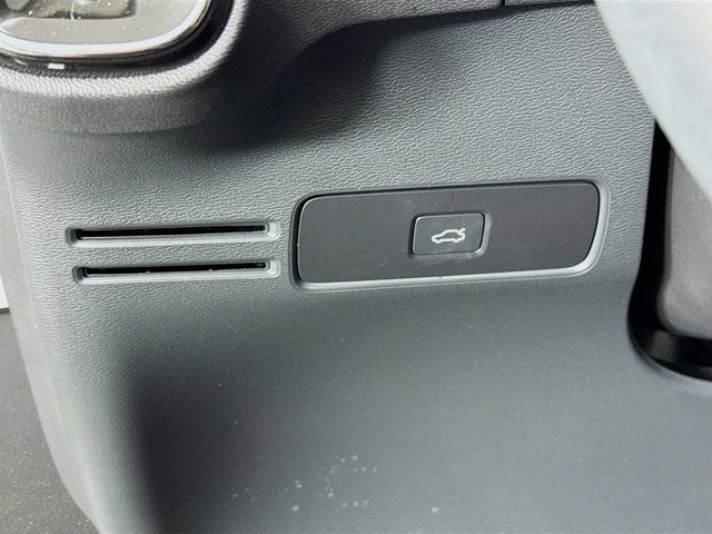 2023 Volvo XC40 Plus Bright Theme