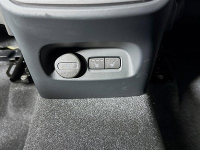 2023 Volvo XC40 Plus Bright Theme