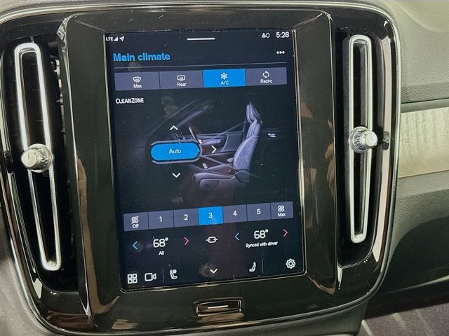 2023 Volvo XC40 Core