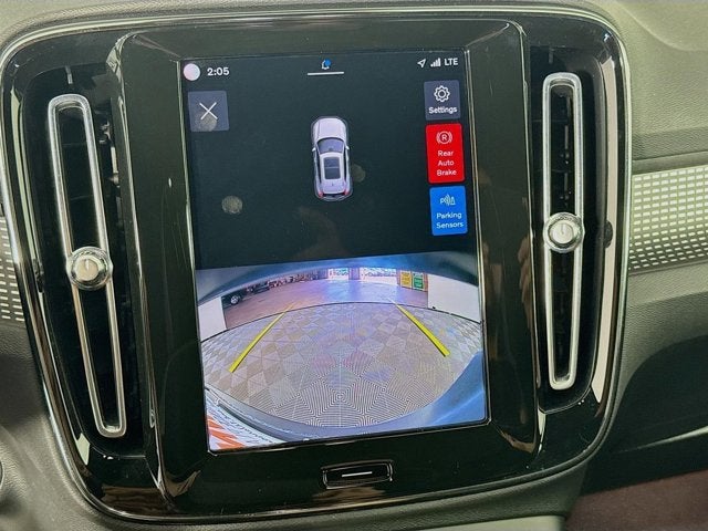 2023 Volvo XC40 Plus Dark Theme