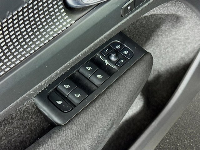 2023 Volvo XC40 Plus Dark Theme