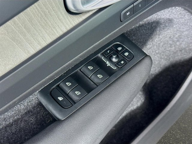 2023 Volvo XC40 Plus Dark Theme