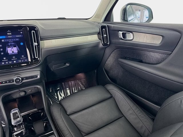 2023 Volvo XC40 Plus Dark Theme