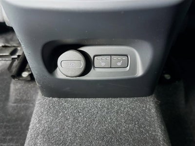 2023 Volvo XC40 Plus Dark Theme