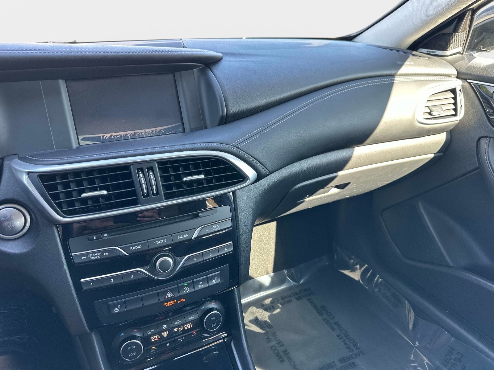 2017 INFINITI QX30 Premium